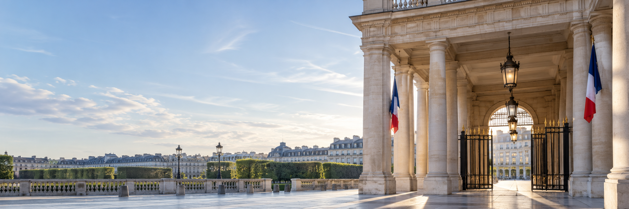 Architecture institutionnelle française avec drapeaux tricolores, illustrant la décision du Conseil constitutionnel sur les cotisations des complémentaires santé en 2026.